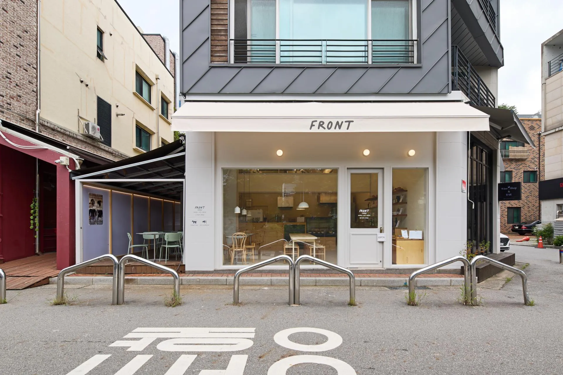 프론트판교 흰 차양과 FRONT 간판이 걸린 2층 건물 외관