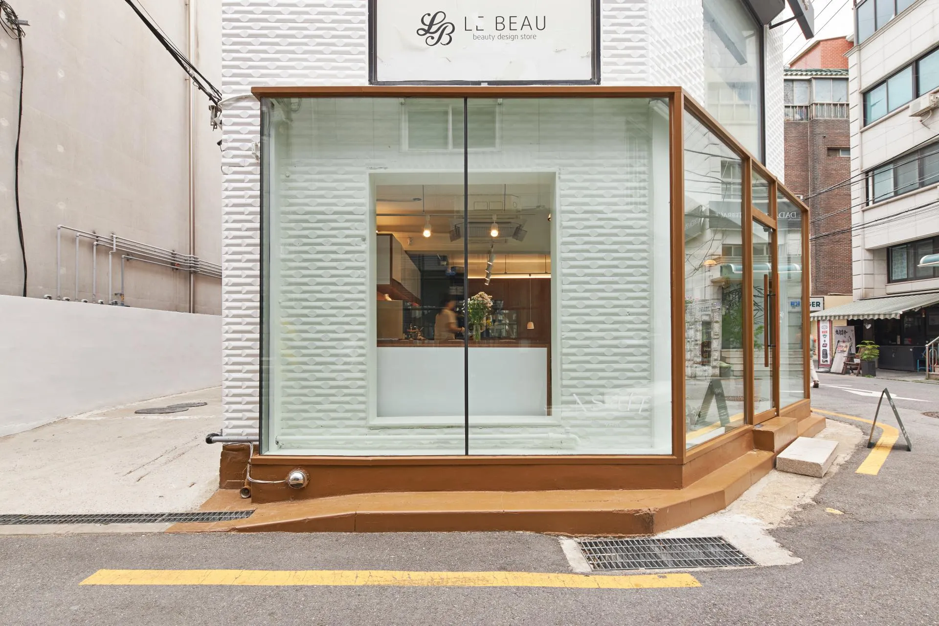 아사프 카페 유리블록 벽과 원목 프레임으로 마감한 측면 외관