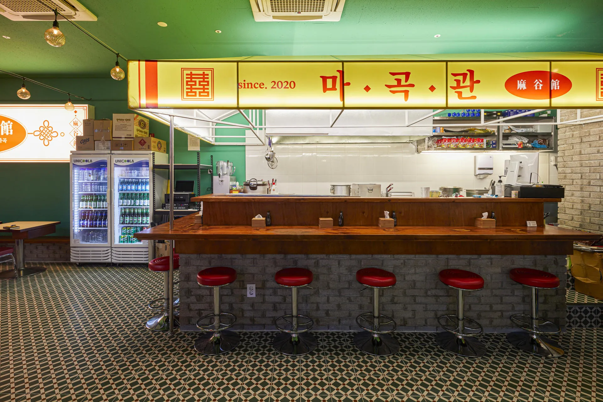 마곡관 노란 간판이 걸린 오픈 주방과 붉은 바스툴