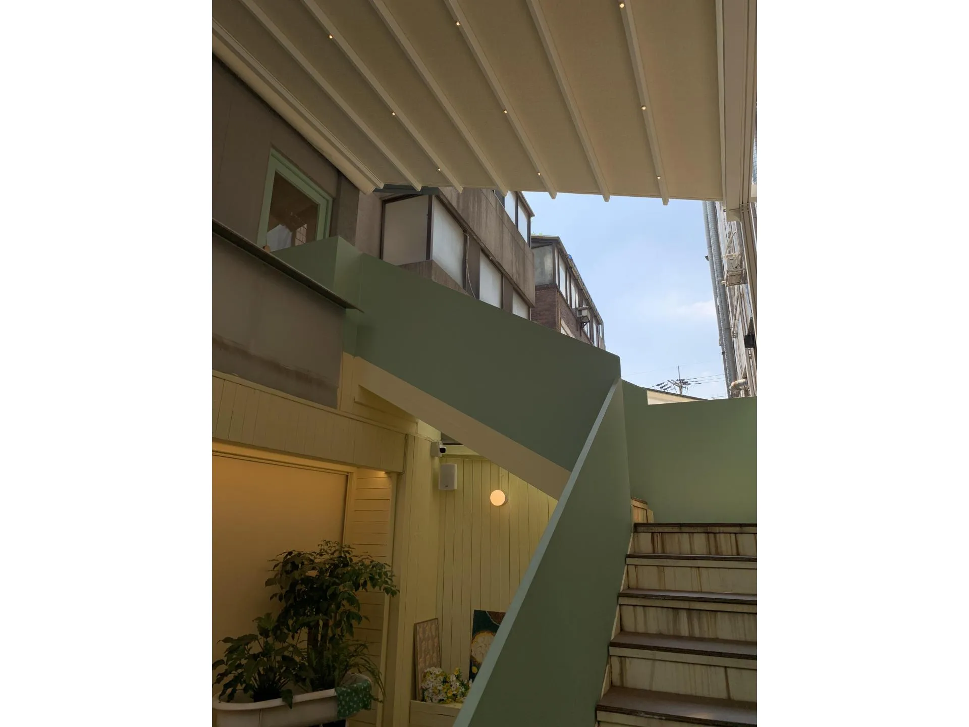 더파이홀 건물 외부 계단과 민트색 난간