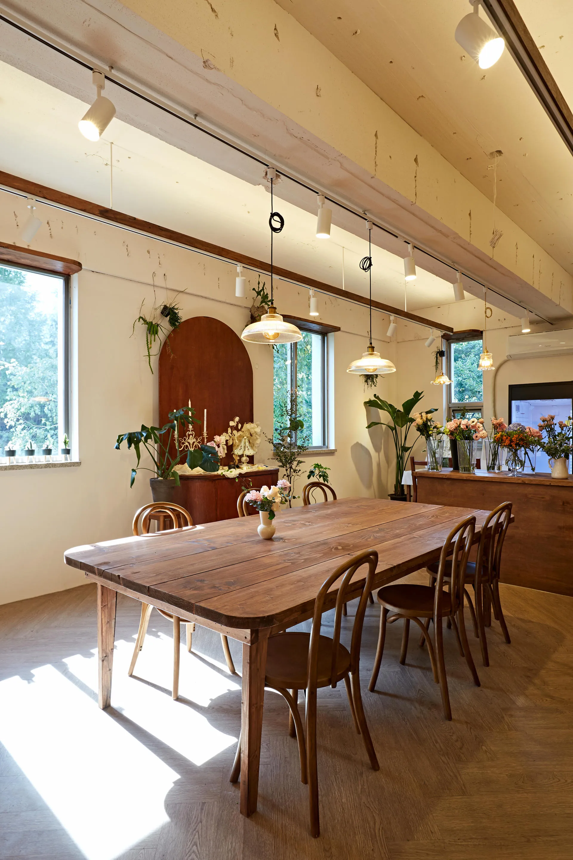 엘앤클라플라워 볕이 드는 홀과 원목 테이블