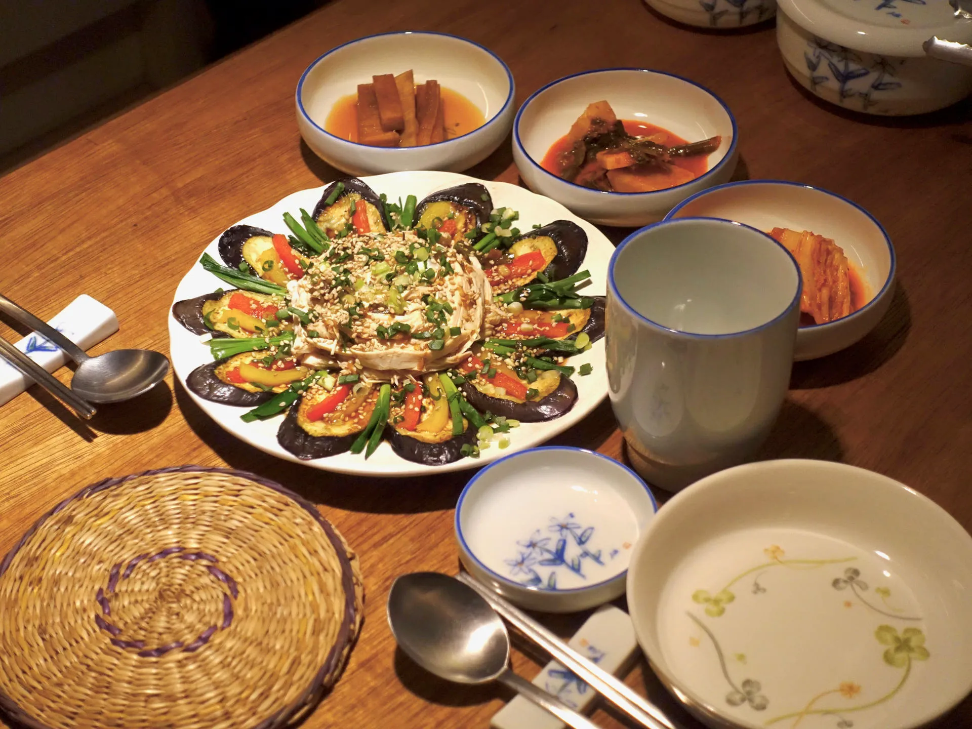공간 순숨 원목 상에 차린 밥상과 백자 그릇