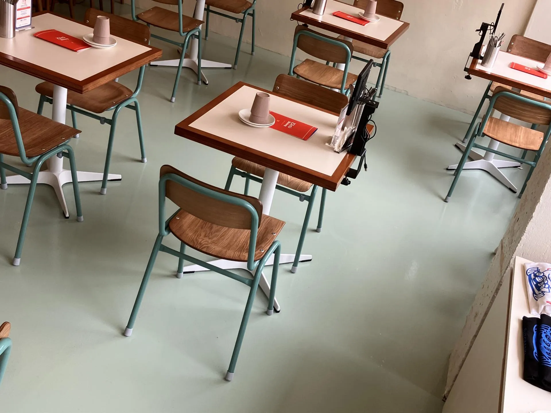 초이다이닝 부평점 민트색 바닥 위 원목 테이블과 의자