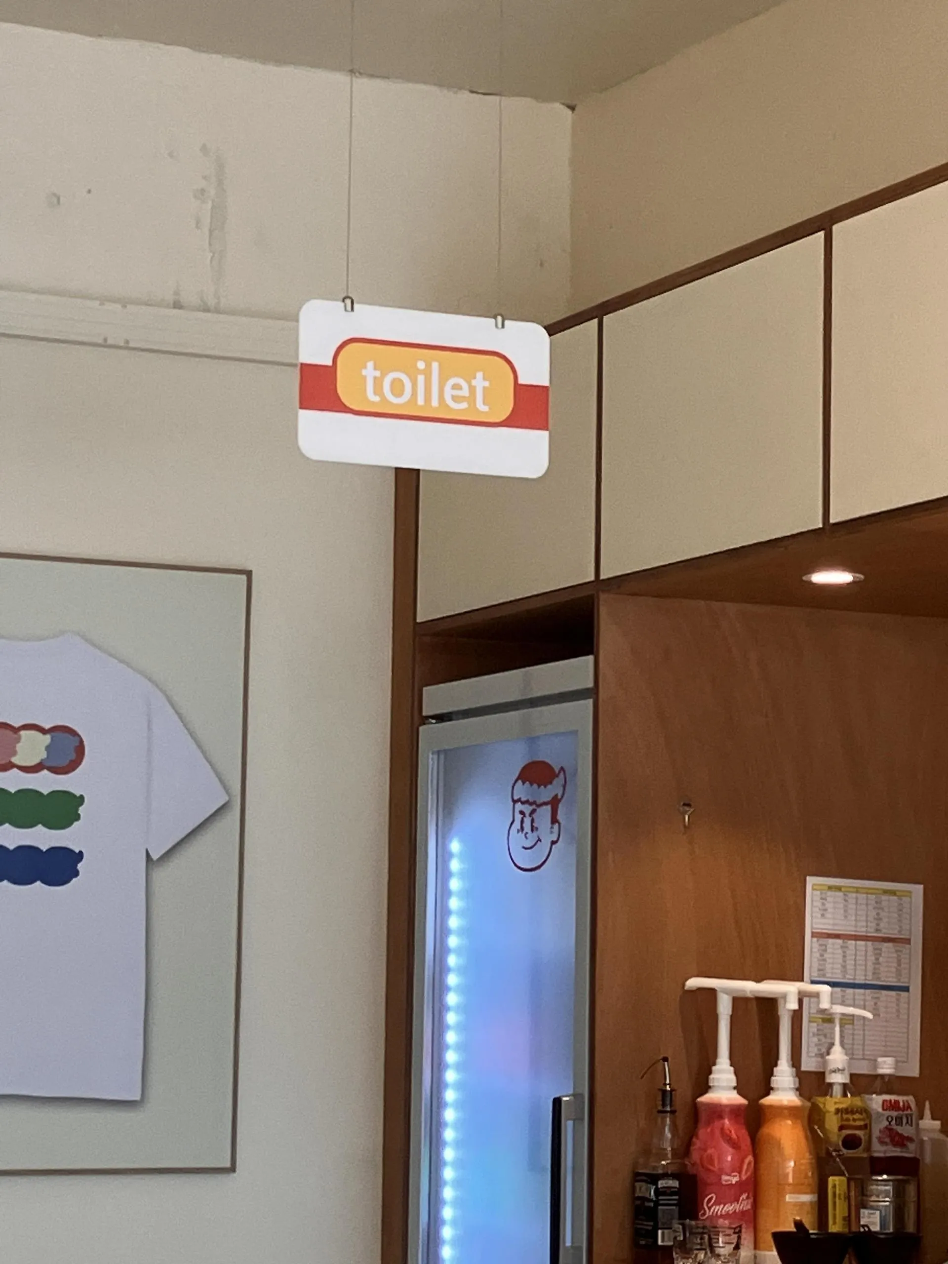 초이다이닝 부평점 화장실 안내 사인과 음료 냉장고