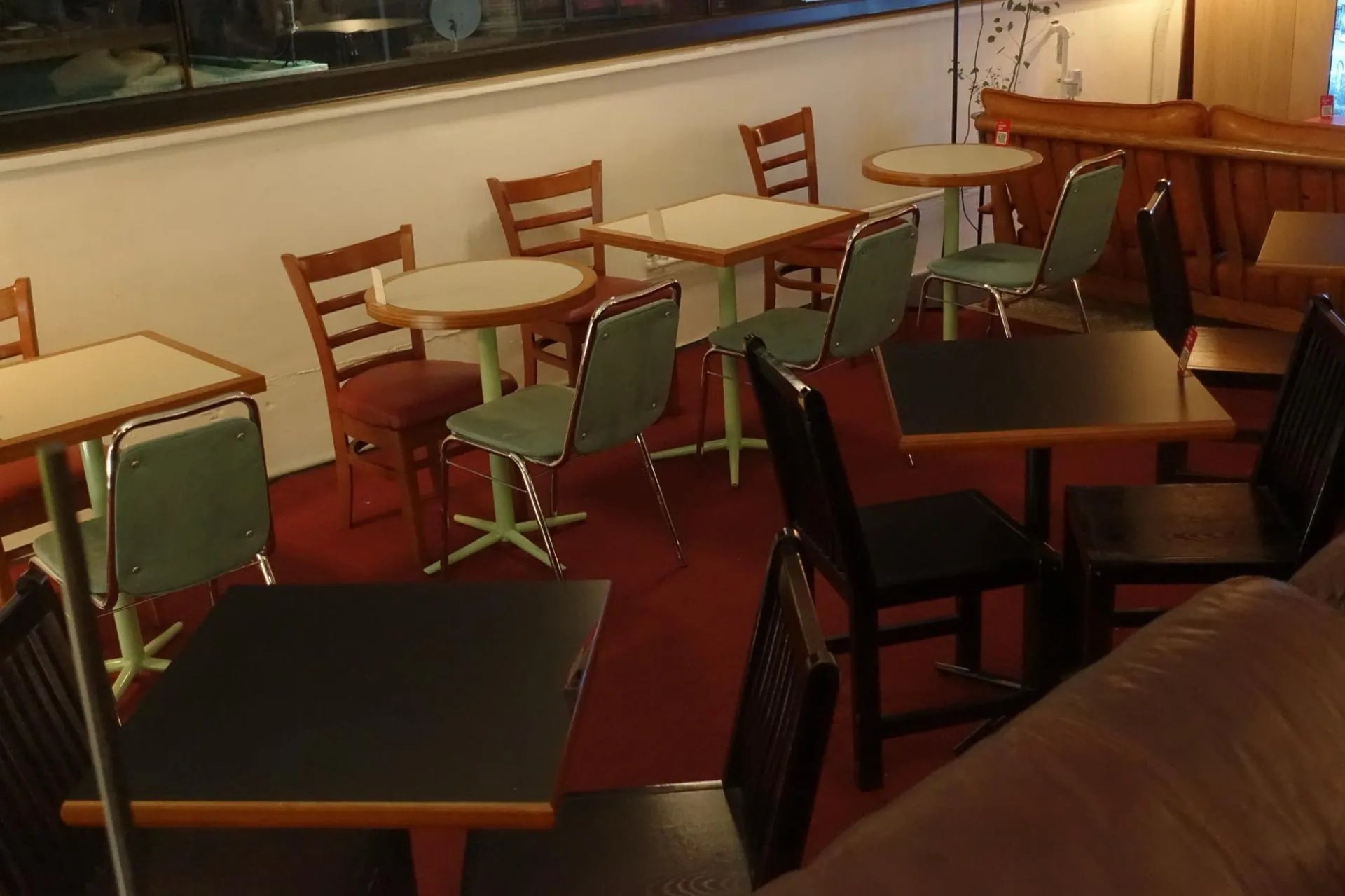오피스 언더바 붉은 카펫 위 테이블과 의자 배치